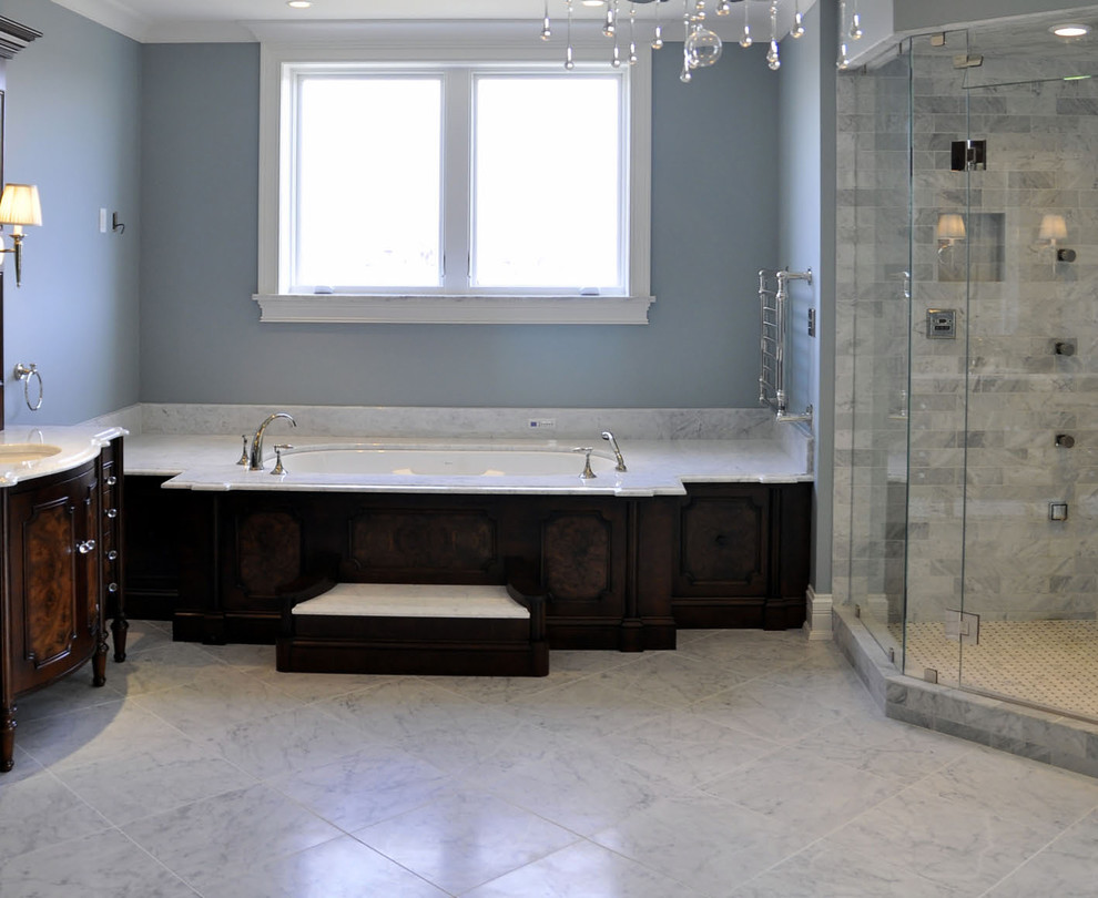 Diseño de cuarto de baño tradicional con puertas de armario de madera en tonos medios, bañera encastrada sin remate, ducha esquinera y baldosas y/o azulejos grises
