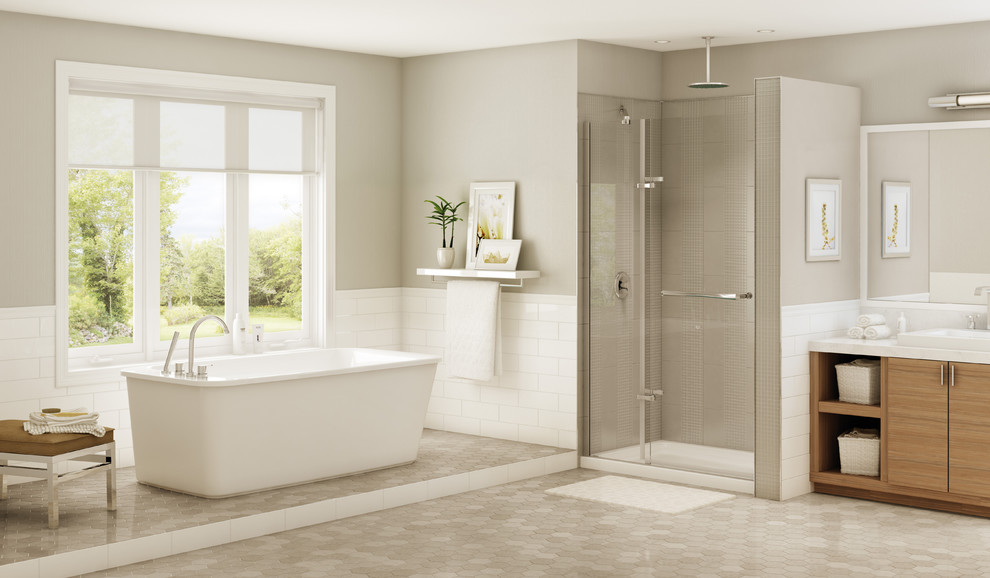 Immagine di una grande stanza da bagno costiera con vasca freestanding, doccia alcova e pareti beige