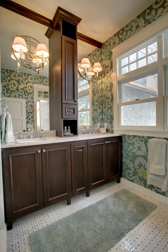 Imagen de cuarto de baño tradicional con lavabo bajoencimera y puertas de armario de madera en tonos medios