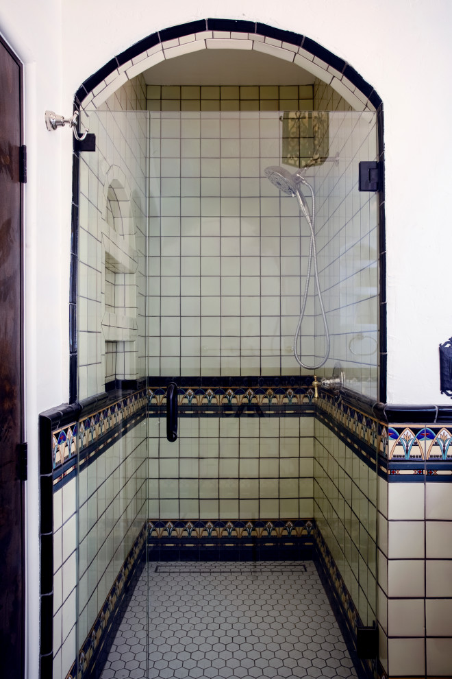Свежая идея для дизайна: главная ванная комната среднего размера в средиземноморском стиле с синими фасадами, душем в нише, полом из керамогранита, врезной раковиной, мраморной столешницей, душем с распашными дверями, белой столешницей, тумбой под две раковины и встроенной тумбой - отличное фото интерьера