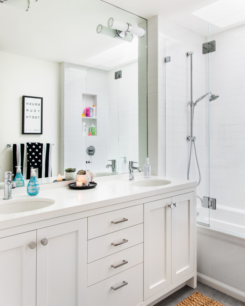 Idéer för mellanstora vintage vitt badrum med dusch, med skåp i shakerstil, vita skåp, ett badkar i en alkov, en dusch i en alkov, vit kakel, porslinskakel, vita väggar, ett undermonterad handfat och grått golv