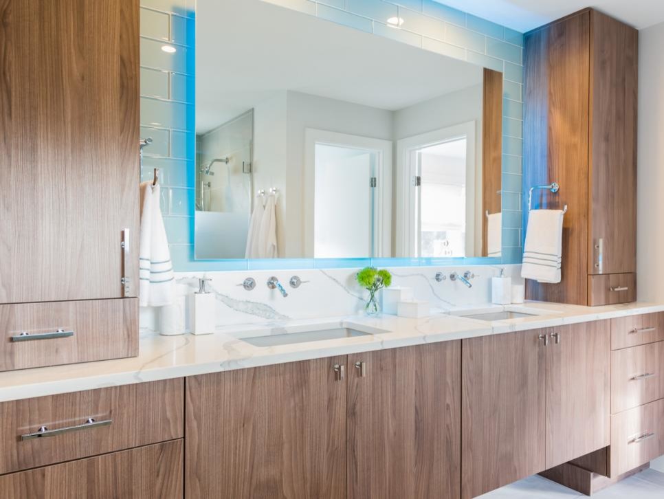 Idee per una grande stanza da bagno padronale minimalista con ante lisce, ante in legno chiaro, piastrelle blu, pareti bianche, pavimento in linoleum, lavabo da incasso, top in marmo, pavimento bianco e top bianco