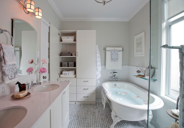 Esempio di una stanza da bagno padronale classica con ante bianche, vasca con piedi a zampa di leone, pareti bianche e pavimento in gres porcellanato