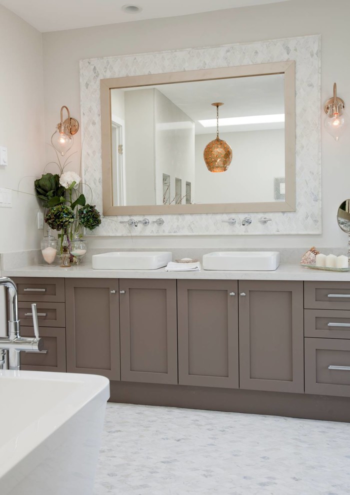 Foto de cuarto de baño clásico renovado con bañera exenta y encimeras blancas