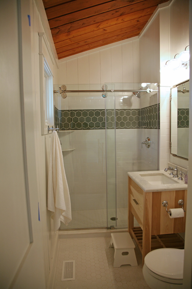 Идея дизайна: ванная комната среднего размера в стиле лофт с врезной раковиной, плоскими фасадами, светлыми деревянными фасадами, открытым душем, унитазом-моноблоком, белой плиткой, керамической плиткой, белыми стенами, полом из керамической плитки и душевой кабиной