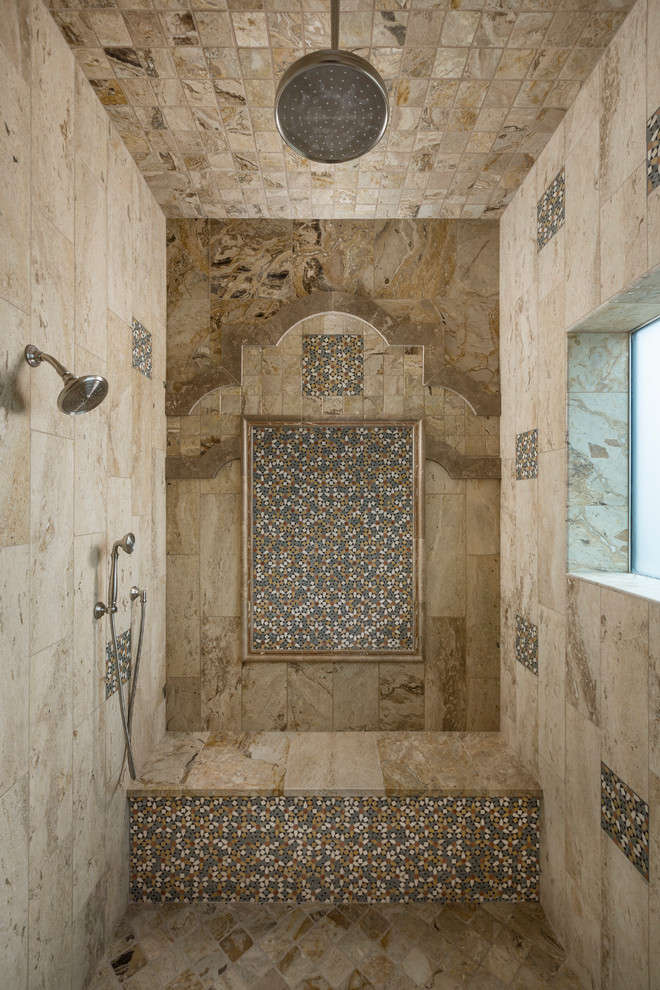 Bild på ett stort medelhavsstil en-suite badrum, med en dusch i en alkov, beige kakel, stenkakel och travertin golv