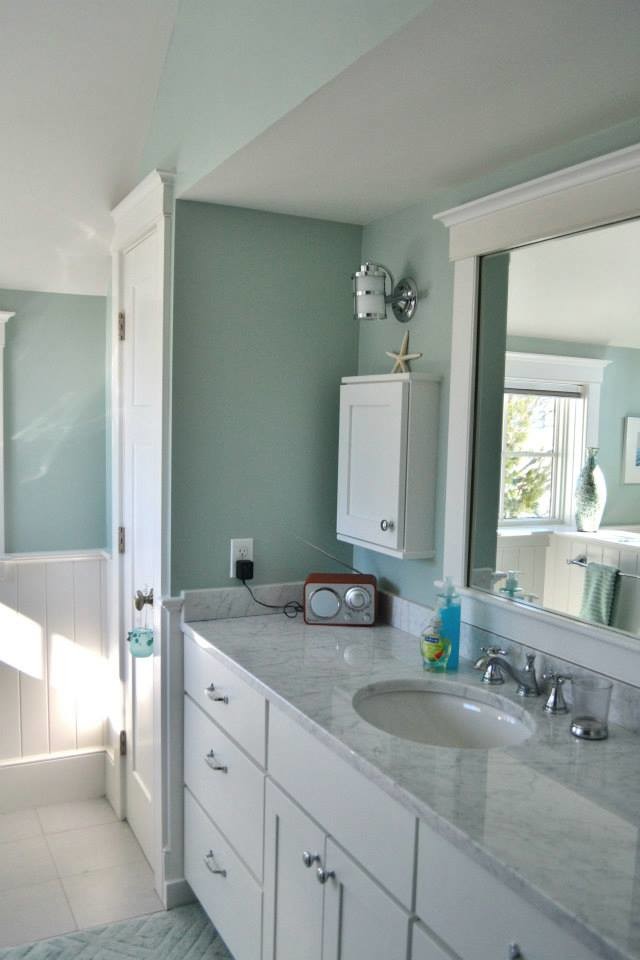 Immagine di una stanza da bagno costiera di medie dimensioni con lavabo sottopiano, ante in stile shaker, ante bianche, top in marmo, piastrelle bianche, pareti blu, pavimento con piastrelle in ceramica e pavimento beige