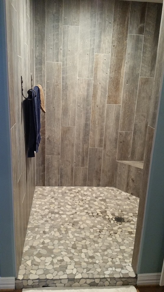 На фото: большая главная ванная комната в стиле кантри с душем в нише, коричневой плиткой, керамической плиткой и полом из мозаичной плитки