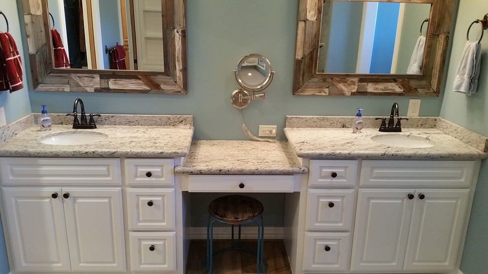Country Badezimmer En Suite mit profilierten Schrankfronten, weißen Schränken, Duschnische, blauer Wandfarbe, Unterbauwaschbecken und Granit-Waschbecken/Waschtisch in Houston