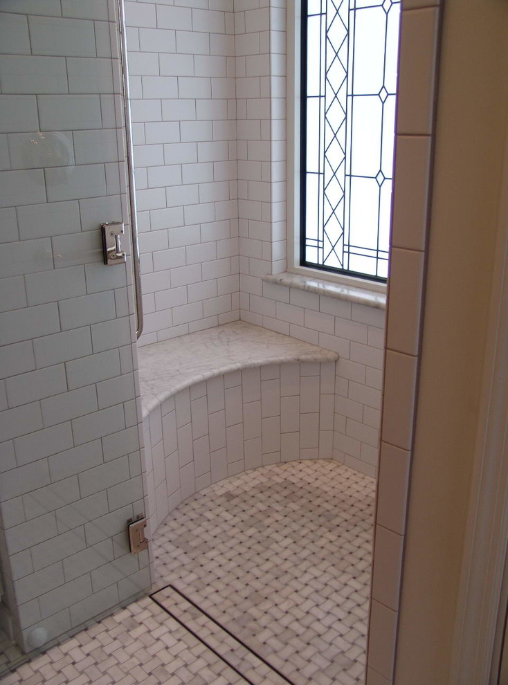 Idee per una stanza da bagno padronale chic di medie dimensioni con lavabo sottopiano, ante con riquadro incassato, ante bianche, top in marmo, doccia alcova, piastrelle bianche, pareti bianche e pavimento in marmo