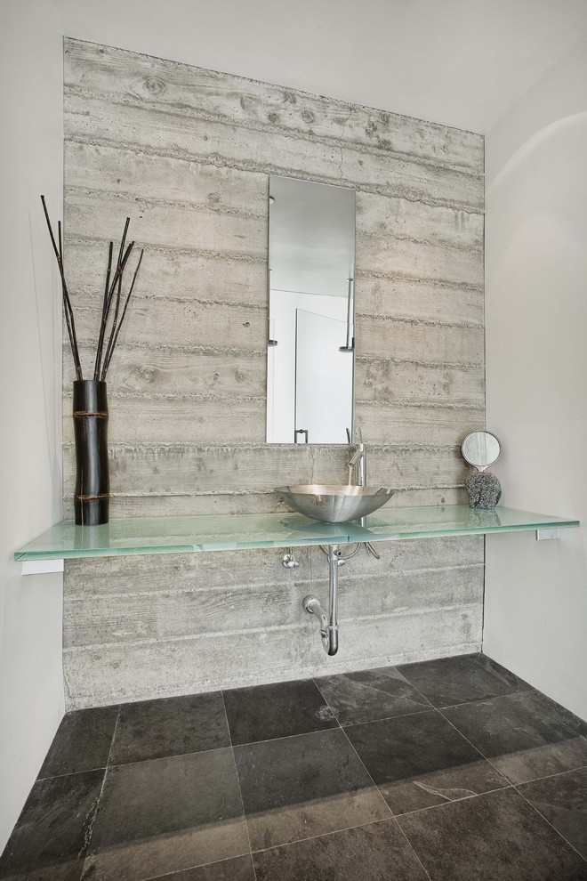 Diseño de cuarto de baño cemento contemporáneo con lavabo sobreencimera, suelo negro y encimeras turquesas
