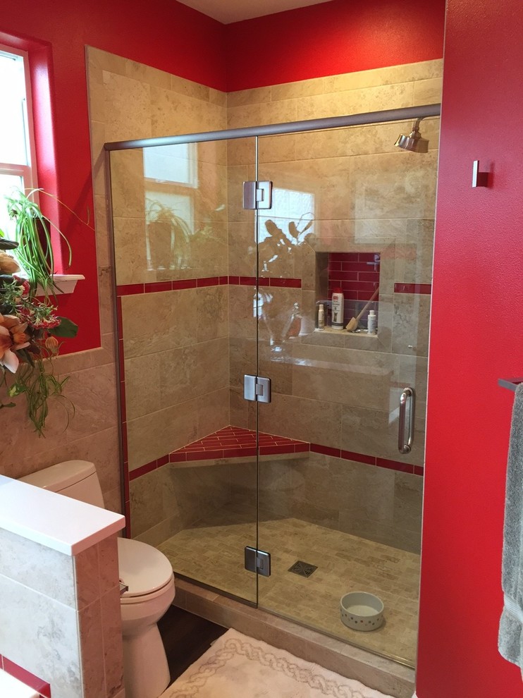 Inredning av ett klassiskt mellanstort badrum, med beige kakel, porslinskakel, en dusch i en alkov, en toalettstol med separat cisternkåpa och röda väggar