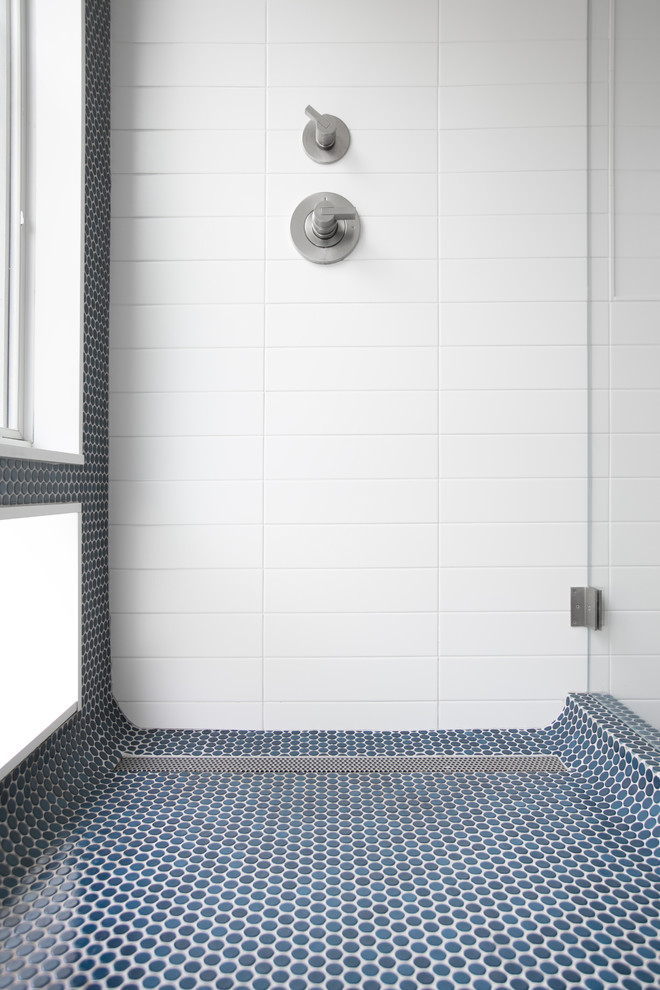 Идея дизайна: главная ванная комната среднего размера в стиле модернизм с фасадами островного типа, белыми фасадами, открытым душем, унитазом-моноблоком, синей плиткой, керамогранитной плиткой, белыми стенами, полом из керамогранита, врезной раковиной, столешницей из бетона, синим полом, открытым душем и белой столешницей