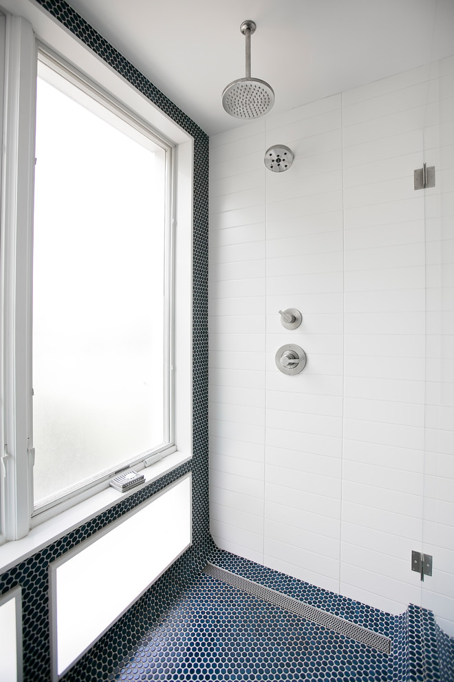 Стильный дизайн: главная ванная комната среднего размера в стиле модернизм с фасадами островного типа, белыми фасадами, открытым душем, унитазом-моноблоком, синей плиткой, керамогранитной плиткой, белыми стенами, полом из керамогранита, врезной раковиной, столешницей из бетона, синим полом, открытым душем и белой столешницей - последний тренд