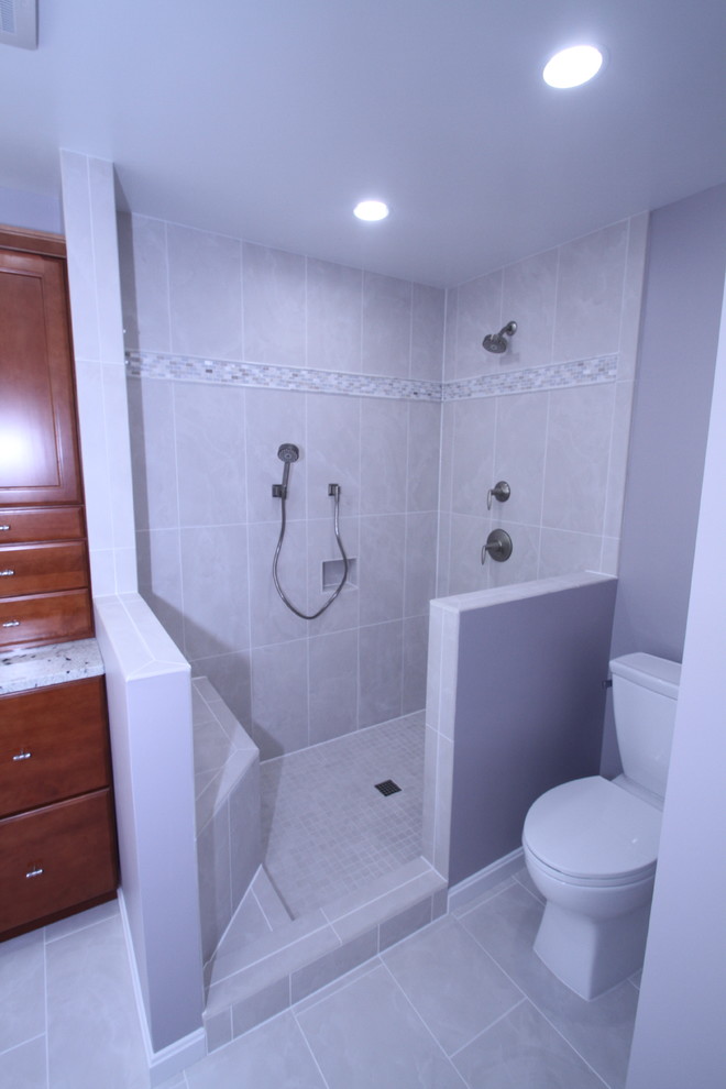 Cette image montre une grande salle de bain principale traditionnelle en bois foncé avec un lavabo encastré, un plan de toilette en granite, un carrelage blanc, des carreaux de porcelaine, un mur violet, une douche d'angle et un sol en carrelage de porcelaine.