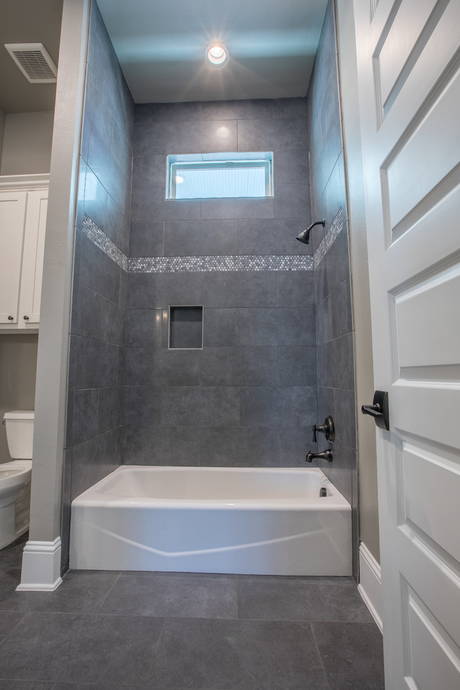 На фото: большая детская ванная комната в классическом стиле с угловым душем, керамической плиткой, серыми стенами, полом из керамической плитки, ванной в нише, серой плиткой, серым полом и шторкой для ванной с