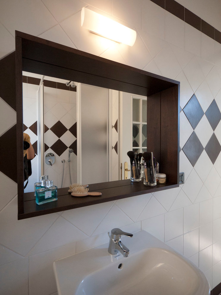 Low cost bathroom renovation Modern Bathroom Milan by Liadesign