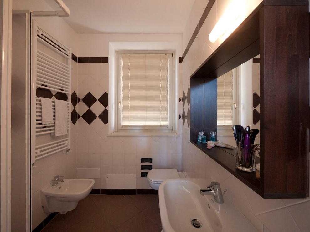 Idées déco pour une petite salle de bain principale moderne avec un lavabo de ferme, une douche d'angle, WC séparés, un carrelage blanc, des carreaux de céramique, un mur blanc et un sol en carrelage de céramique.