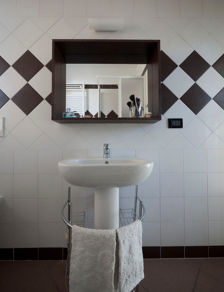 Immagine di una piccola stanza da bagno padronale moderna con lavabo a colonna, doccia ad angolo, WC a due pezzi, piastrelle bianche, piastrelle in ceramica, pareti bianche e pavimento con piastrelle in ceramica
