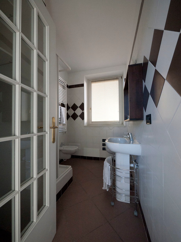 Immagine di una piccola stanza da bagno padronale minimalista con lavabo a colonna, doccia ad angolo, WC a due pezzi, piastrelle bianche, piastrelle in ceramica, pareti bianche e pavimento con piastrelle in ceramica