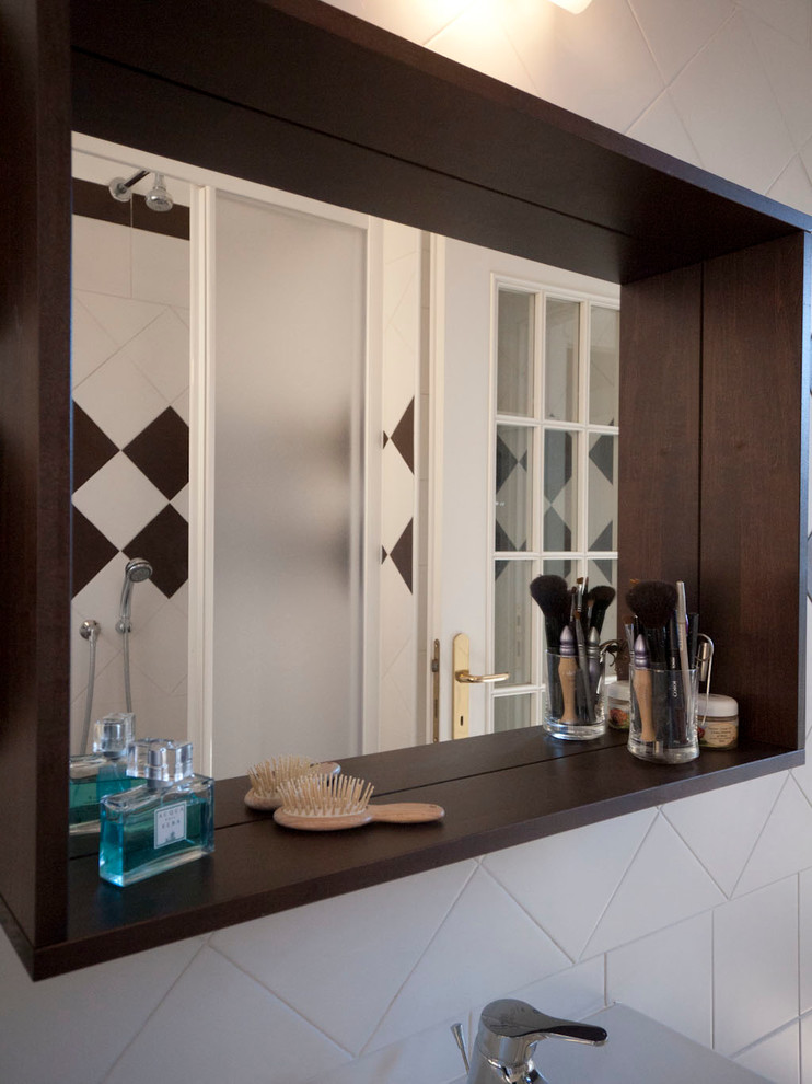 Low cost bathroom renovation Modern Bathroom Milan by Liadesign