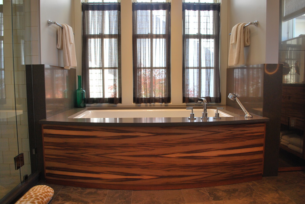 Bild på ett mellanstort vintage en-suite badrum, med släta luckor, skåp i mellenmörkt trä, ett undermonterat badkar, en hörndusch, vit kakel, porslinskakel, grå väggar, ett undermonterad handfat, bänkskiva i betong, brunt golv och dusch med gångjärnsdörr