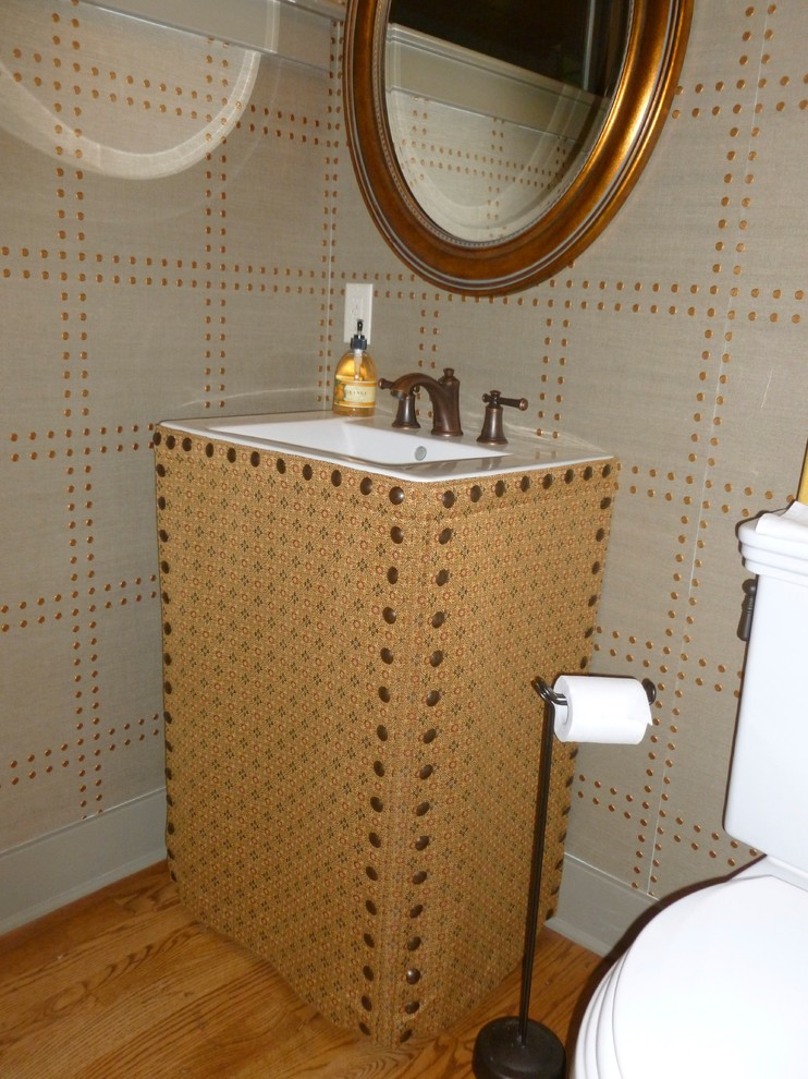 Idéer för små funkis badrum med dusch, med ett piedestal handfat, en toalettstol med hel cisternkåpa, grå väggar och mörkt trägolv