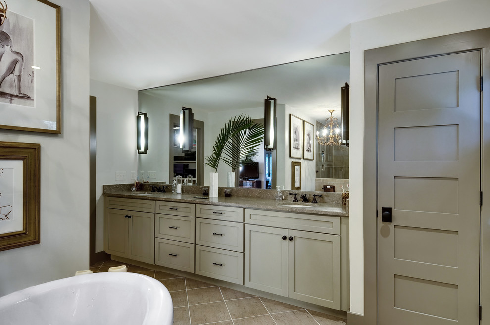 Idee per una stanza da bagno classica di medie dimensioni con lavabo sottopiano, ante con riquadro incassato, ante grigie e top in quarzo composito