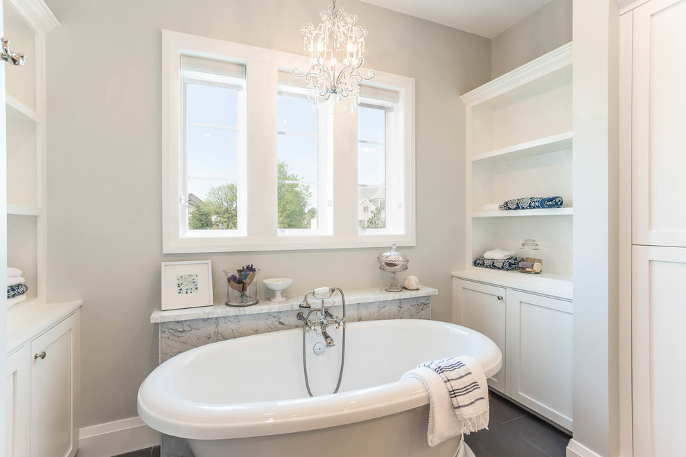 Foto di una stanza da bagno padronale country con pareti beige, lavabo da incasso e pavimento marrone
