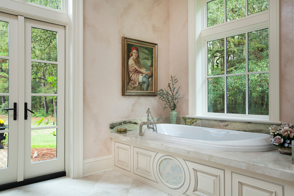 Стильный дизайн: главная ванная комната среднего размера в классическом стиле с врезной раковиной, фасадами с декоративным кантом, мраморной столешницей, накладной ванной, разноцветной плиткой и каменной плиткой - последний тренд