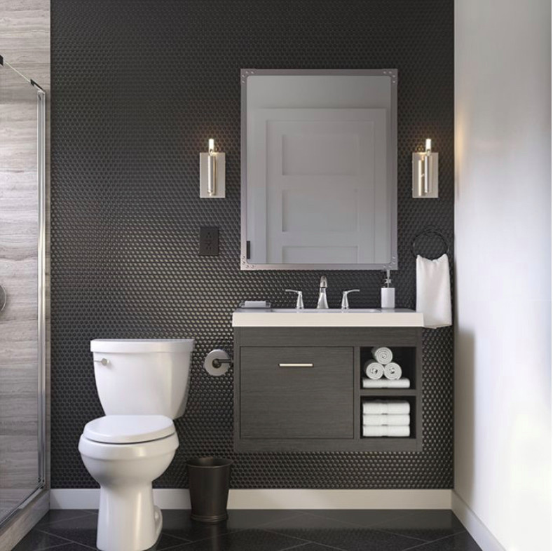 Foto på ett mellanstort funkis vit en-suite badrum, med vita väggar, ett nedsänkt handfat, bänkskiva i kvarts, med dusch som är öppen, släta luckor, svarta skåp, ett fristående badkar, en öppen dusch, en toalettstol med separat cisternkåpa, svart kakel, kakelplattor, marmorgolv och svart golv