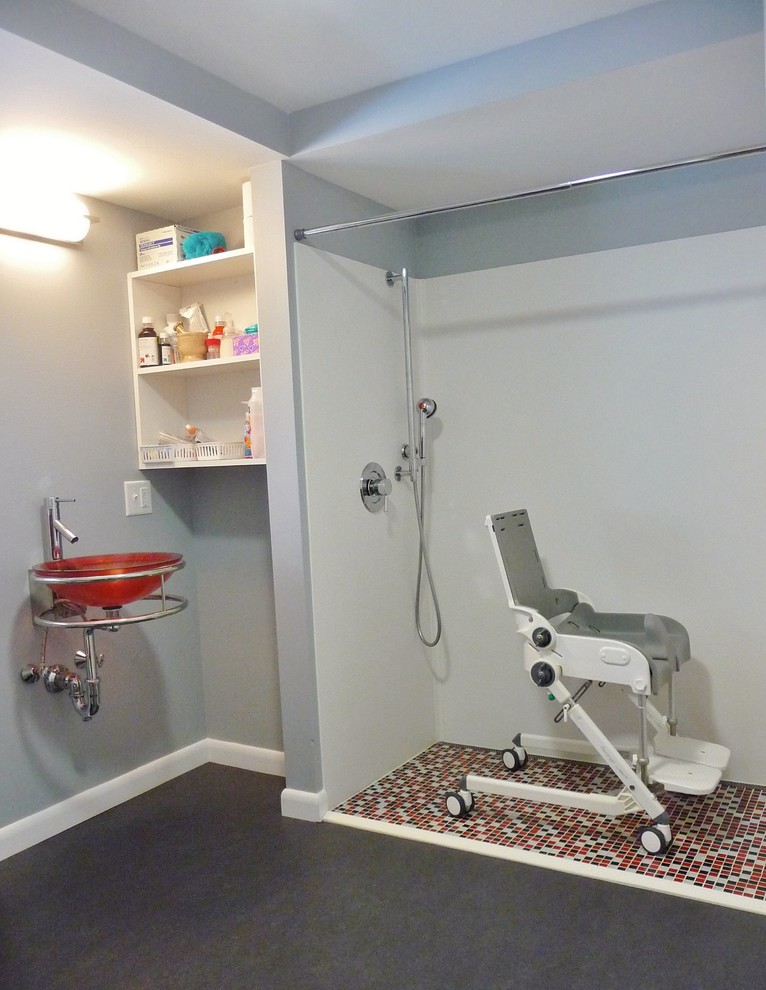 Источник вдохновения для домашнего уюта: детская ванная комната среднего размера в современном стиле с подвесной раковиной, душем без бортиков, раздельным унитазом, разноцветной плиткой, стеклянной плиткой, серыми стенами и полом из линолеума