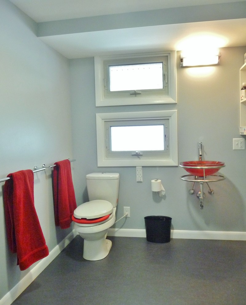 Cette photo montre une salle de bain tendance de taille moyenne avec WC à poser, un lavabo suspendu, un mur gris et un sol en linoléum.