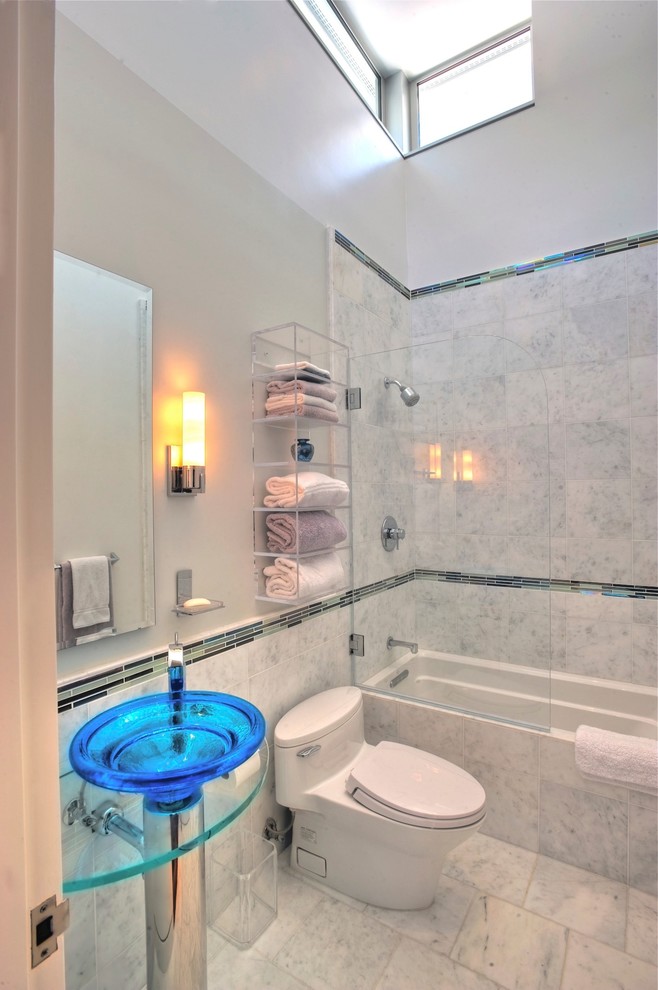Modern inredning av ett badrum, med en dusch/badkar-kombination och med dusch som är öppen