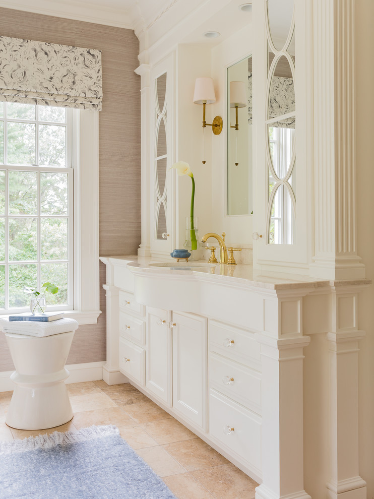 Inredning av ett klassiskt vit vitt badrum, med luckor med upphöjd panel, vita skåp, grå väggar, ett undermonterad handfat och beiget golv