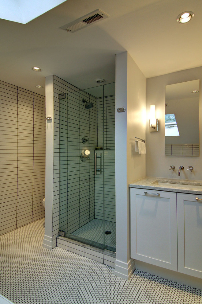 Пример оригинального дизайна: ванная комната в стиле модернизм с плиткой кабанчик