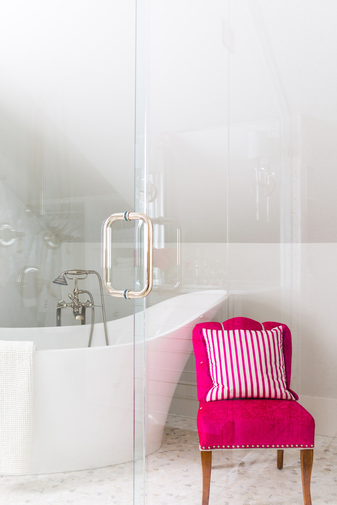 Inredning av ett klassiskt stort en-suite badrum, med ett undermonterad handfat, möbel-liknande, grå skåp, marmorbänkskiva, ett fristående badkar, vit kakel, mosaik, grå väggar och marmorgolv