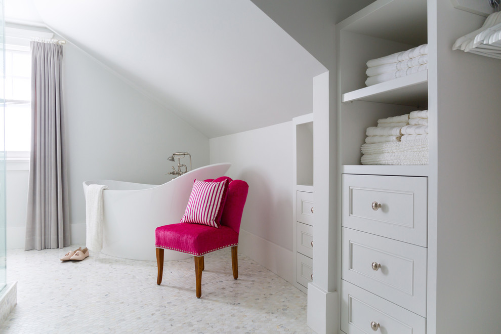 Стильный дизайн: большая главная ванная комната в стиле неоклассика (современная классика) с белыми фасадами, отдельно стоящей ванной, серыми стенами и мраморным полом - последний тренд