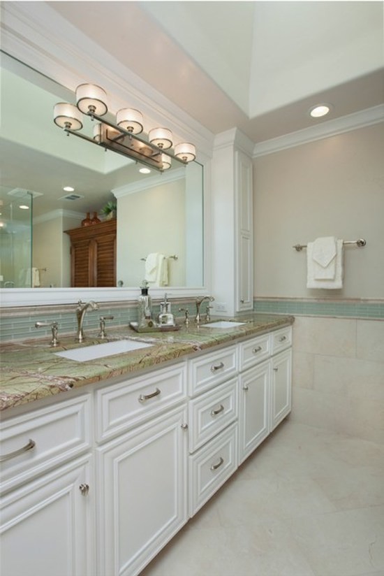 Esempio di una stanza da bagno chic con doccia ad angolo, pareti bianche e lavabo sottopiano