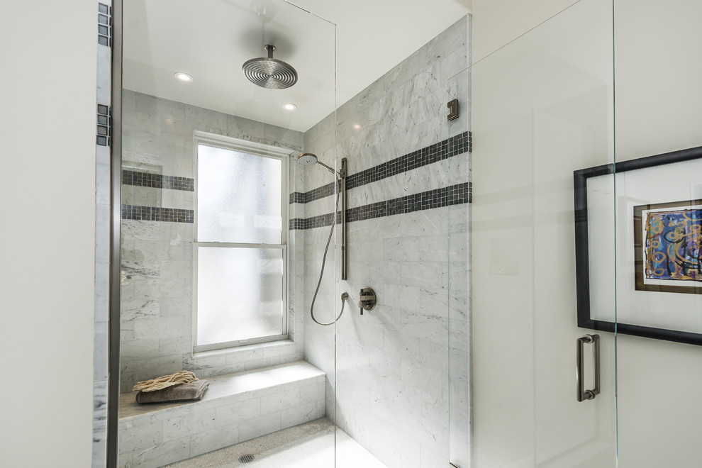 Ejemplo de cuarto de baño clásico renovado con ducha empotrada, baldosas y/o azulejos grises y ventanas