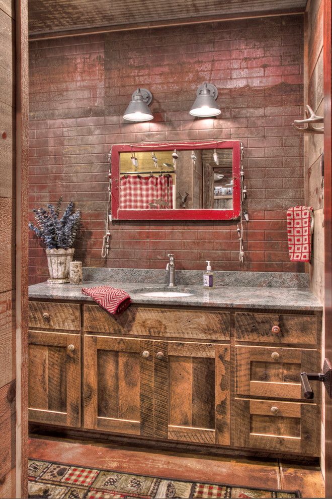 Cette image montre une salle de bain chalet avec sol en béton ciré et un lavabo posé.