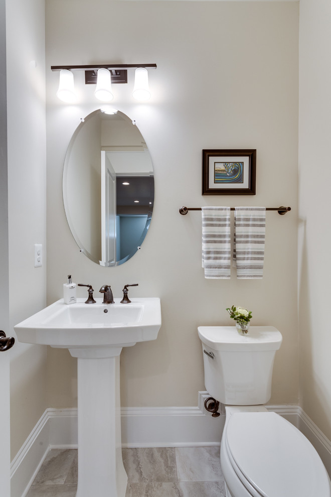 Idéer för ett litet klassiskt badrum med dusch, med en toalettstol med separat cisternkåpa, beige väggar, klinkergolv i keramik, ett piedestal handfat och brunt golv