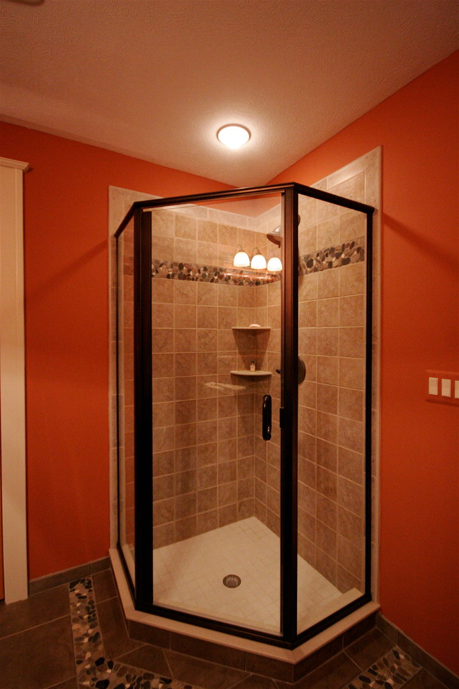 Пример оригинального дизайна: ванная комната среднего размера в стиле кантри с угловым душем, коричневой плиткой, керамической плиткой, оранжевыми стенами и полом из галечной плитки