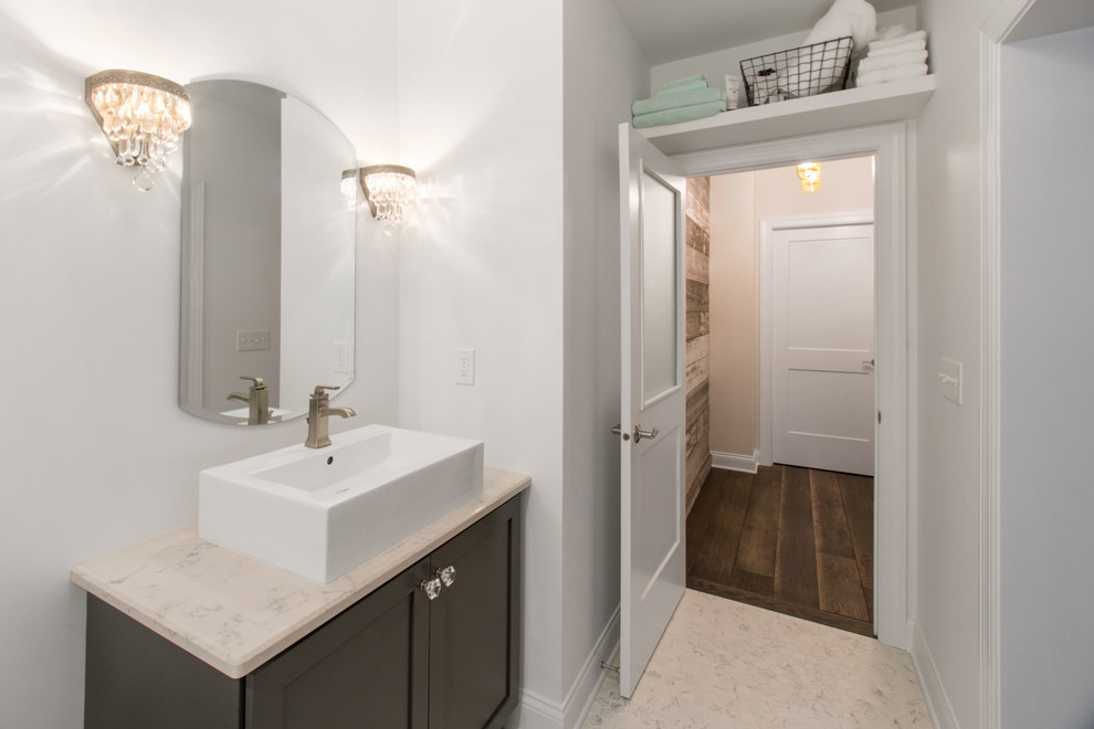 Idéer för ett mellanstort klassiskt badrum, med släta luckor, grå skåp, en dusch i en alkov, en toalettstol med separat cisternkåpa, vit kakel, porslinskakel, grå väggar, marmorgolv, ett fristående handfat, bänkskiva i kvarts, vitt golv och dusch med gångjärnsdörr