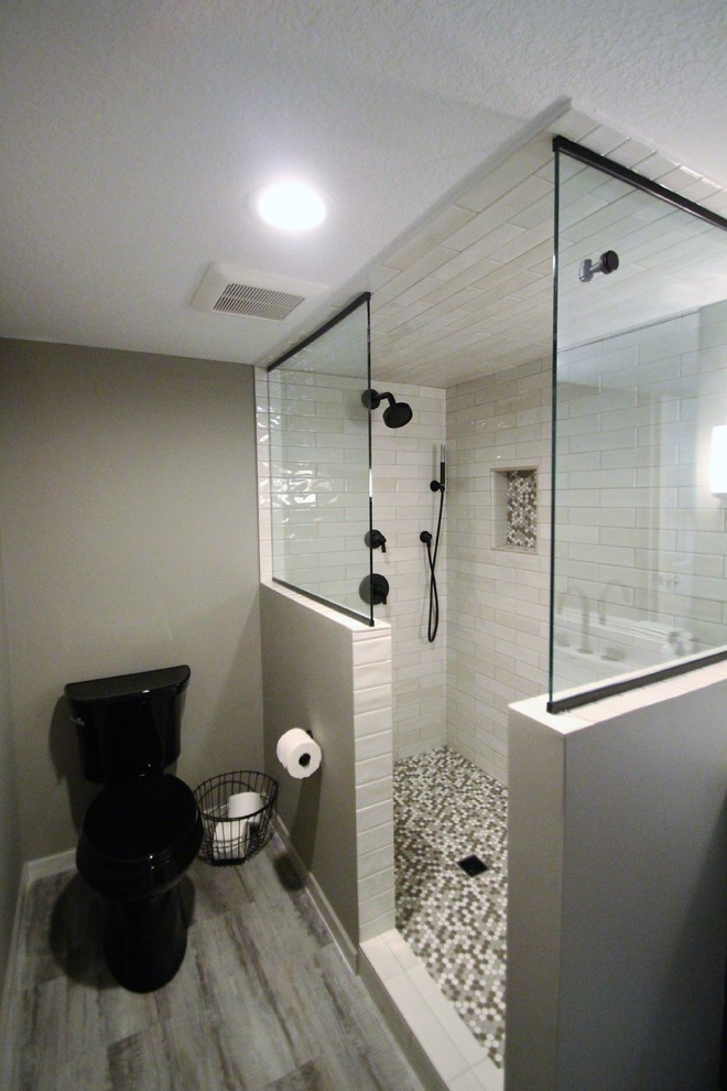 Idéer för ett mellanstort klassiskt flerfärgad badrum med dusch, med öppna hyllor, bruna skåp, en toalettstol med separat cisternkåpa, keramikplattor, grå väggar, klinkergolv i keramik, ett undermonterad handfat, bänkskiva i kvarts, grått golv, med dusch som är öppen och en dusch i en alkov