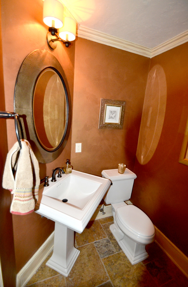 Foto di una stanza da bagno tradizionale con lavabo a colonna, WC monopezzo, piastrelle multicolore e pareti arancioni