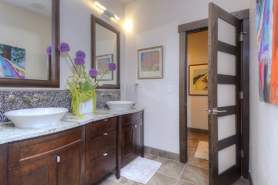 Inspiration för ett mellanstort funkis badrum, med ett fristående handfat, skåp i mörkt trä, granitbänkskiva, grå kakel, glaskakel, grå väggar och mosaikgolv