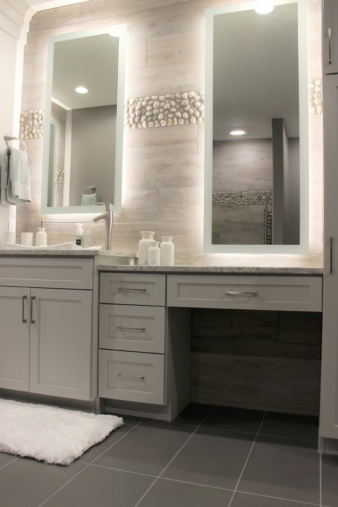 Bild på ett stort vintage en-suite badrum, med släta luckor, vita skåp, en öppen dusch, grå kakel, kakel i småsten, grå väggar, klinkergolv i keramik, ett fristående handfat, bänkskiva i kvarts, grått golv och med dusch som är öppen