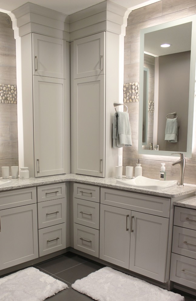 Inredning av ett klassiskt stort en-suite badrum, med släta luckor, vita skåp, en öppen dusch, grå kakel, kakel i småsten, grå väggar, klinkergolv i keramik, ett fristående handfat, bänkskiva i kvarts, grått golv och med dusch som är öppen