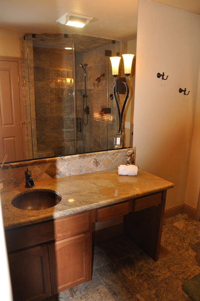 Exempel på ett mellanstort klassiskt badrum med dusch, med luckor med infälld panel, skåp i mörkt trä, en dusch i en alkov, beige kakel, brun kakel, stenkakel, vita väggar, klinkergolv i porslin, ett undermonterad handfat, granitbänkskiva och brunt golv
